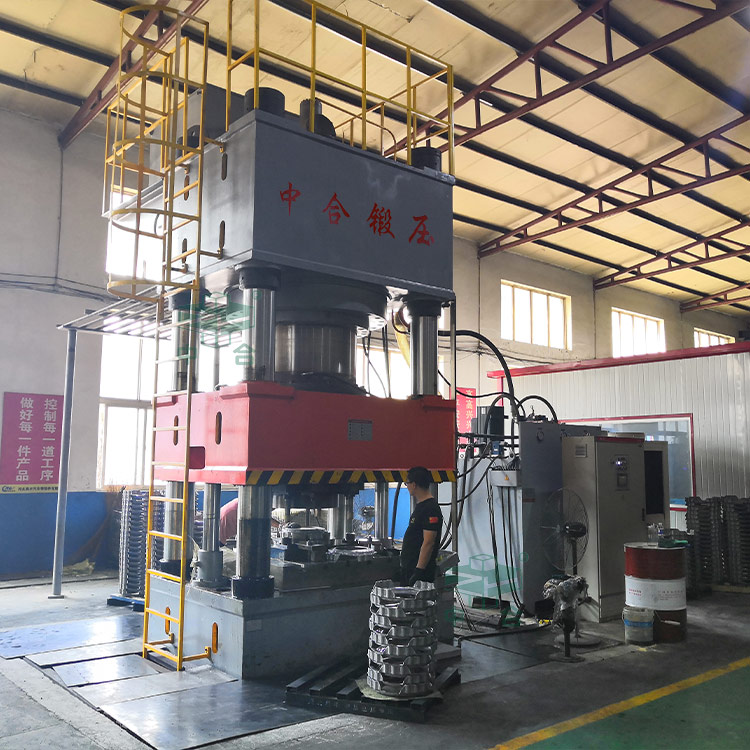 2000噸四柱液壓機現場
